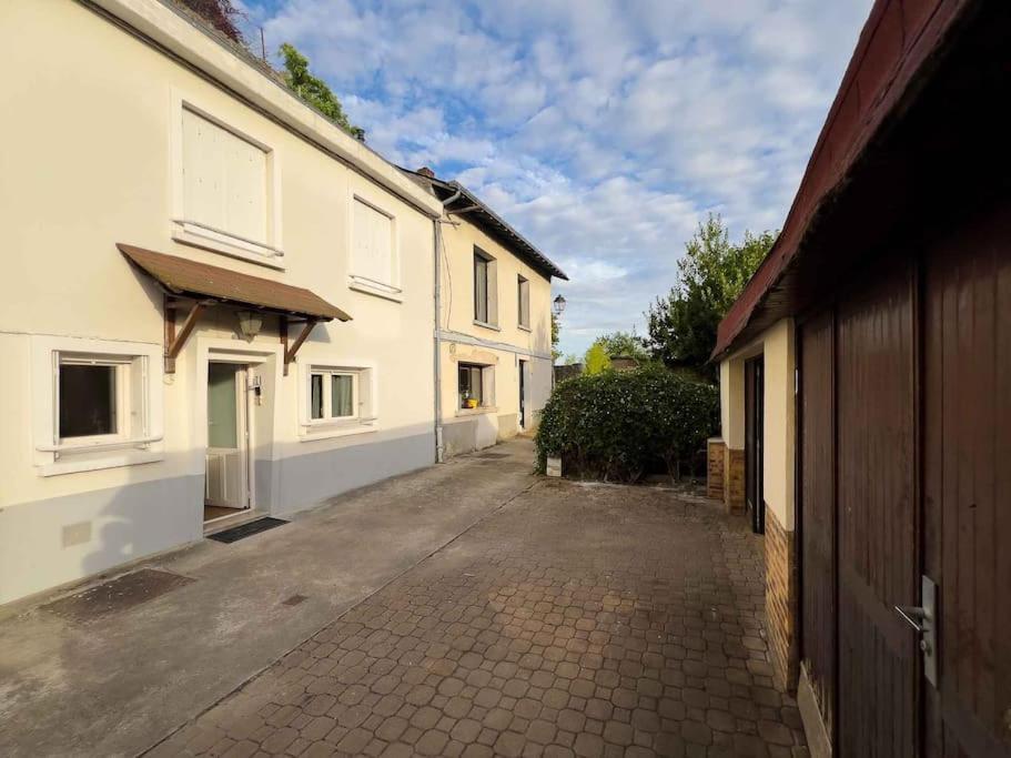 Maison Semi-Troglodyte Avec 4 Velos Rochecorbon Bagian luar foto